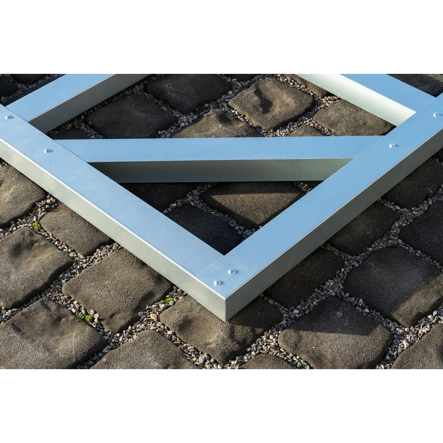 Bodenrahmen für Globel Metall-Gerätehaus 8x6 aus verzinktem Stahl, Detailansicht.