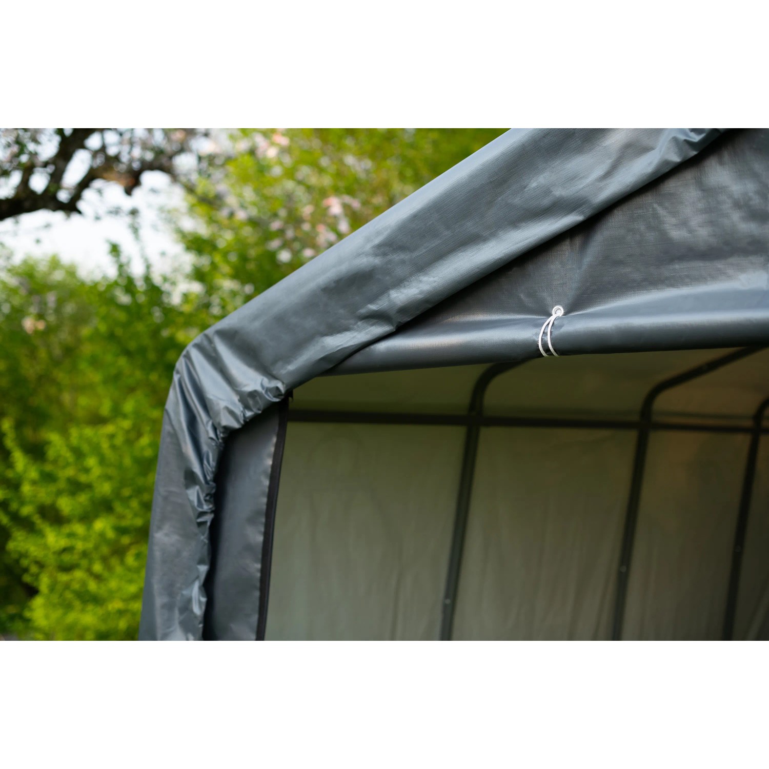 Detailansicht: Graue ShelterLogic Garage-in-a-Box, Plane und Stahlrahmen im Fokus.