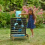 TP Toys Splash Wasser-Spielwand aus Holz mit Kind im Garten. Fördert Spiel & Spaß im Freien.