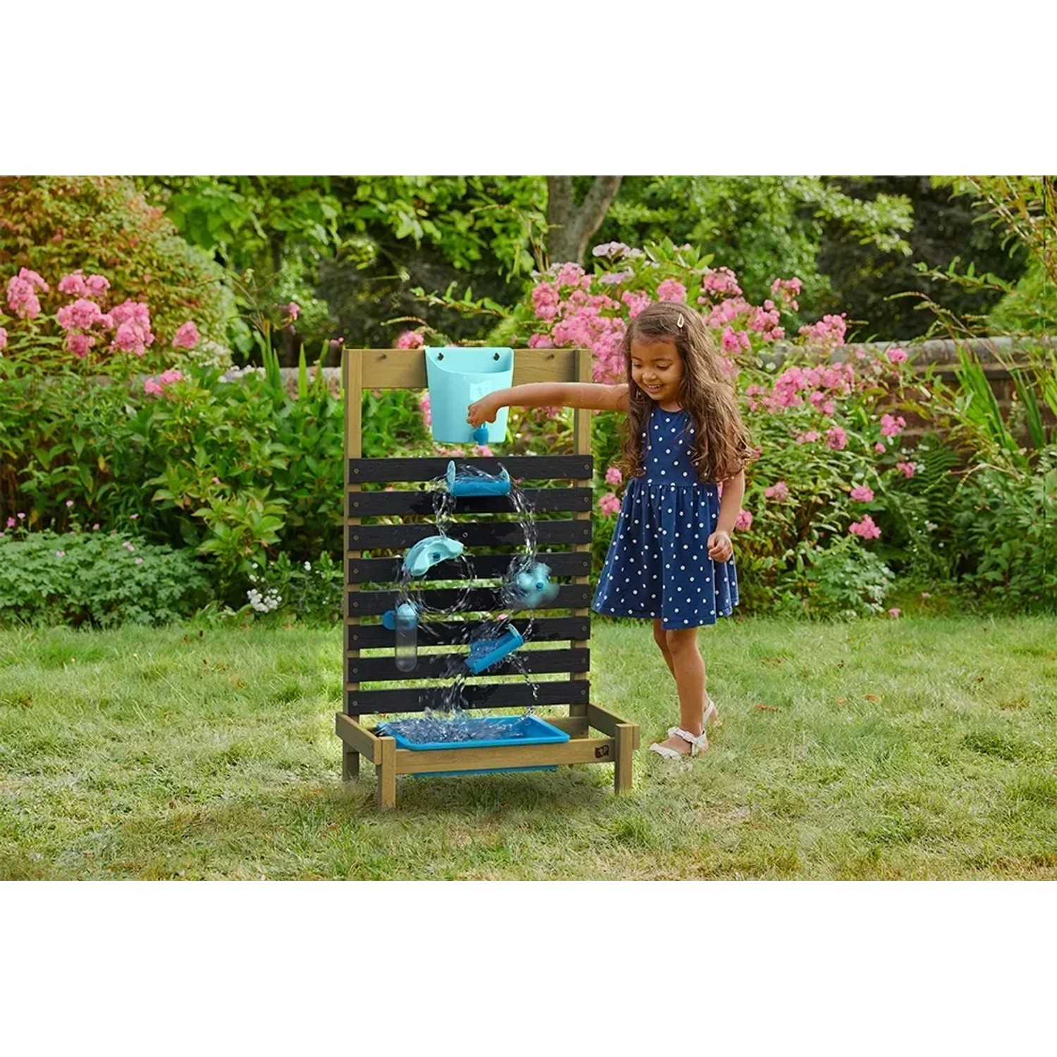 TP Toys Splash Wasser-Spielwand aus Holz mit Kind im Garten. Fördert Spiel & Spaß im Freien.