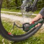 Bosch Pneo Akku-Druckluftpumpe beim Aufpumpen eines Fahrradreifens im Freien.