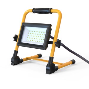 LED's Work LED-Baustrahler 50W mit gelbem, klappbarem Gestell und schwarzem Griff.