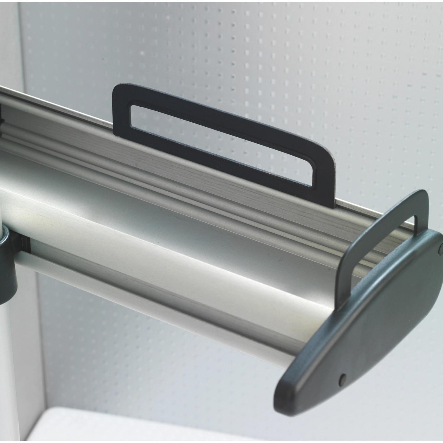 Detailaufnahme: Wenko Teleskop Duschregal Line aus Aluminium mit Ablage.