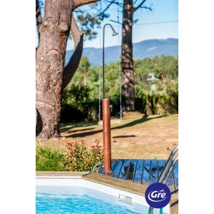 Gre Solardusche in Holzoptik (9 l) neben Pool im Garten.