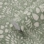 ESTAhome Vliestapete mit grünem Hintergrund und weißem Blumenmuster, teilweise abgerollt. Dekorative Tapete.