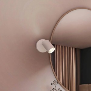 Weißer Wyatt LED-Spot an Wand, schwenkbar, Aluminium. Beleuchtet Raum, neben Spiegel. Moderner LED-Spot für flexible Nutzung.