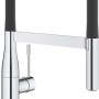 Grohe Essence Küchenarmatur in Chrom mit schwarzem, flexiblem Auslauf.