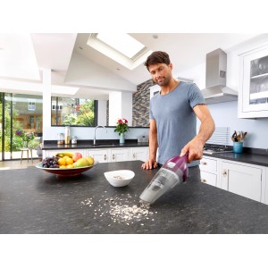 Black+Decker Akku-Nass-/Trockensauger WDC215WA im Einsatz auf Küchentisch.