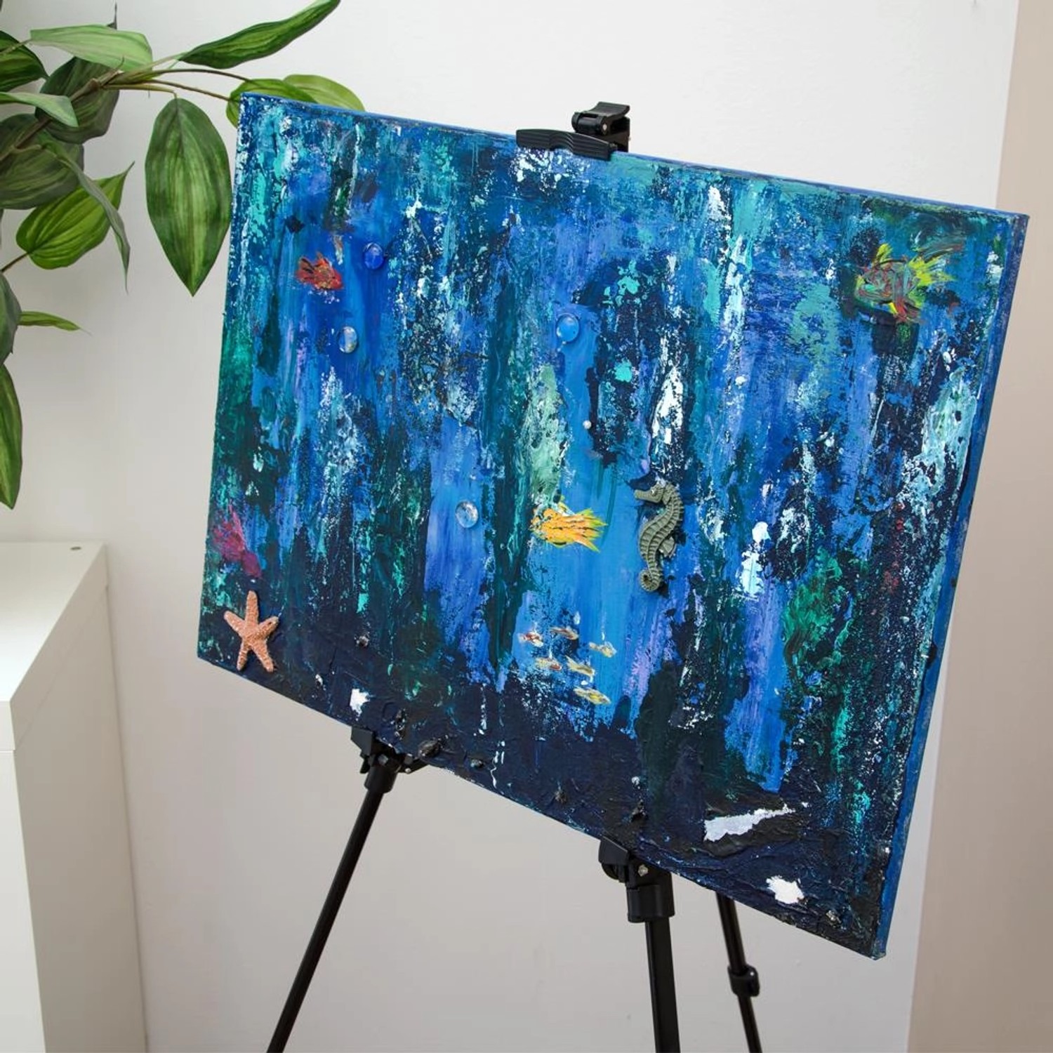 Schwarze eyepower Aluminium Staffelei 58x160cm mit blauem Ozean-Gemälde.