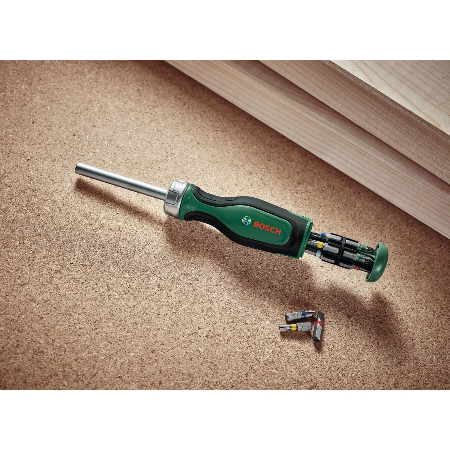 Bosch Bit-Ratschenschraubendreher mit 12 Bits, grüner Griff, Bit-Magazin offen.