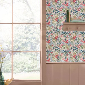 Bunte Joules Vliestapete Sanders Ditsy mit Blumenmuster im Raum.