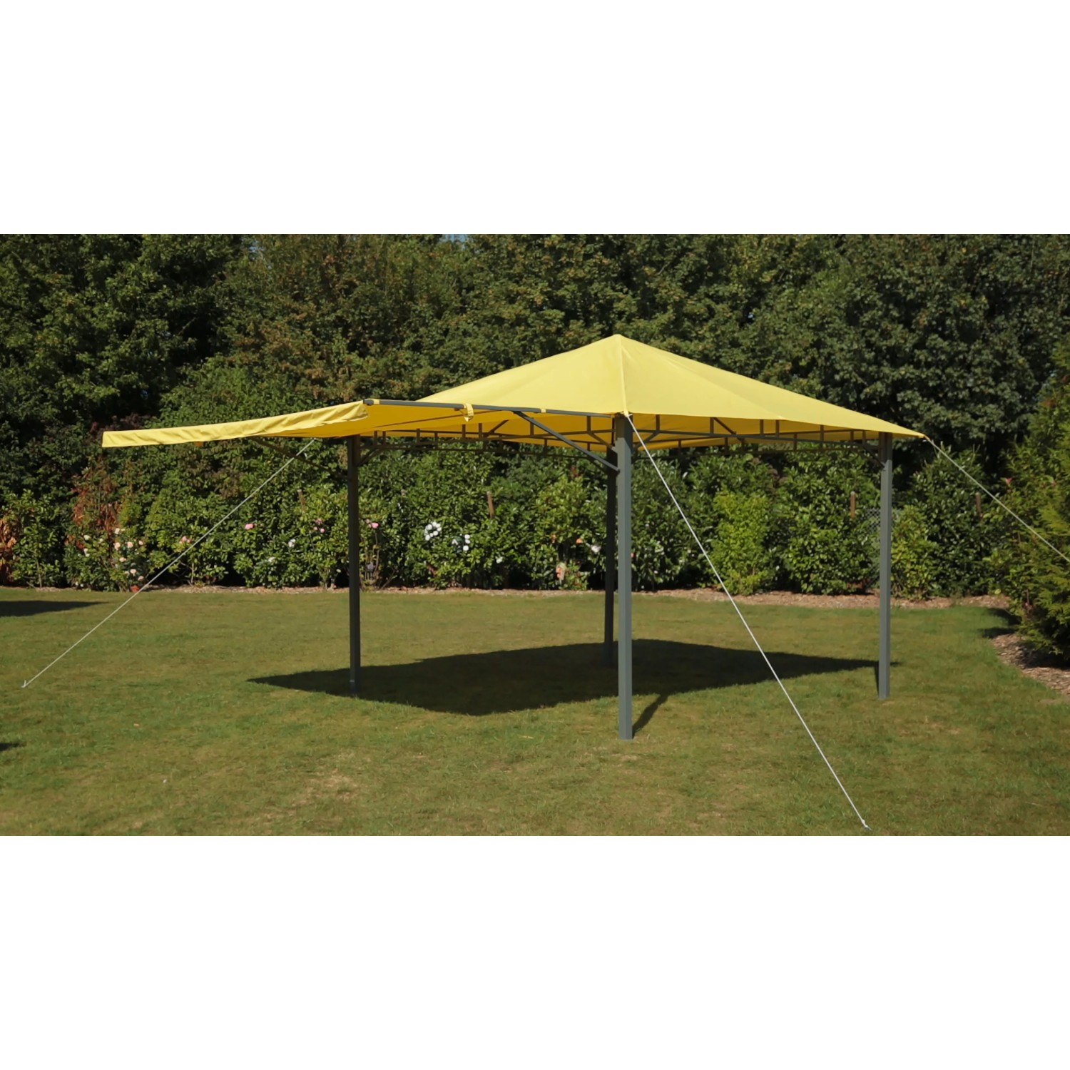 Gelber tepro Pavillon Lehua 330x330 cm mit ausklappbarer Markise im Garten.