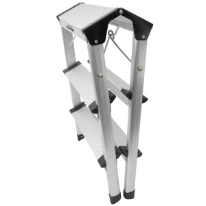 Zusammengeklappte Aluminium Trittleiter GAT 3S mit drei Stufen und rutschfesten Füßen.