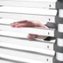 Detailaufnahme: Hand auf Sprosse der Hailo FlexLine 380 Teleskopleiter aus Aluminium.