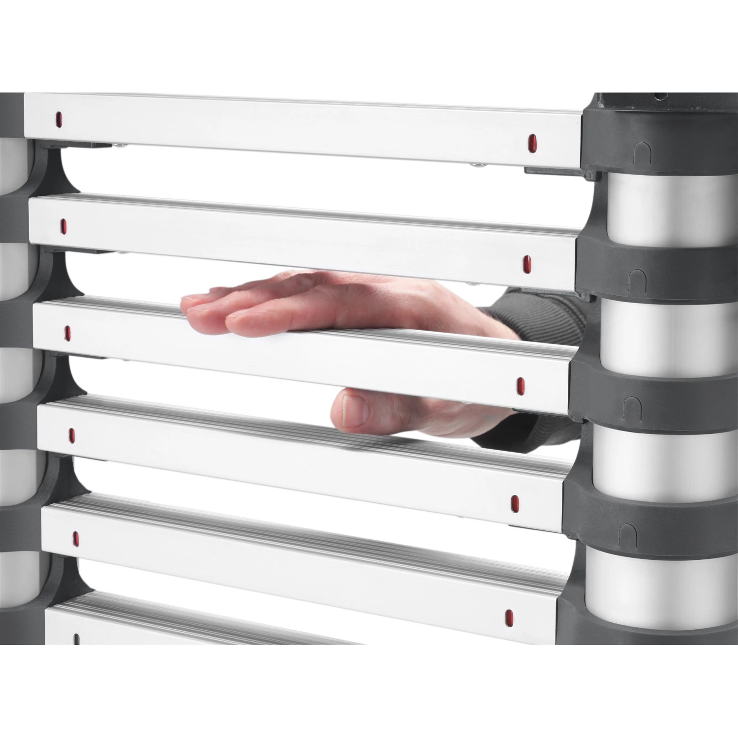 Detailaufnahme: Hand auf Sprosse der Hailo FlexLine 380 Teleskopleiter aus Aluminium.