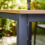 Rechteckiger Gartentisch Bonlee aus FSC®-Holz, braune Tischplatte, graues Gestell.