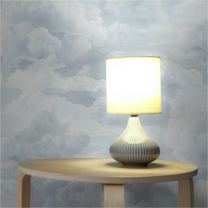 Blaue Tadessi Vliestapete mit Wolkenmuster an der Wand. Dekorative Tapete in Blau, ideal für Kinderzimmer.