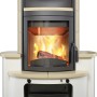 Hark Avenso GT ECOplus Kaminofen mit Ofenkacheln in Creme, 6 kW, Automatik und brennendem Holz.
