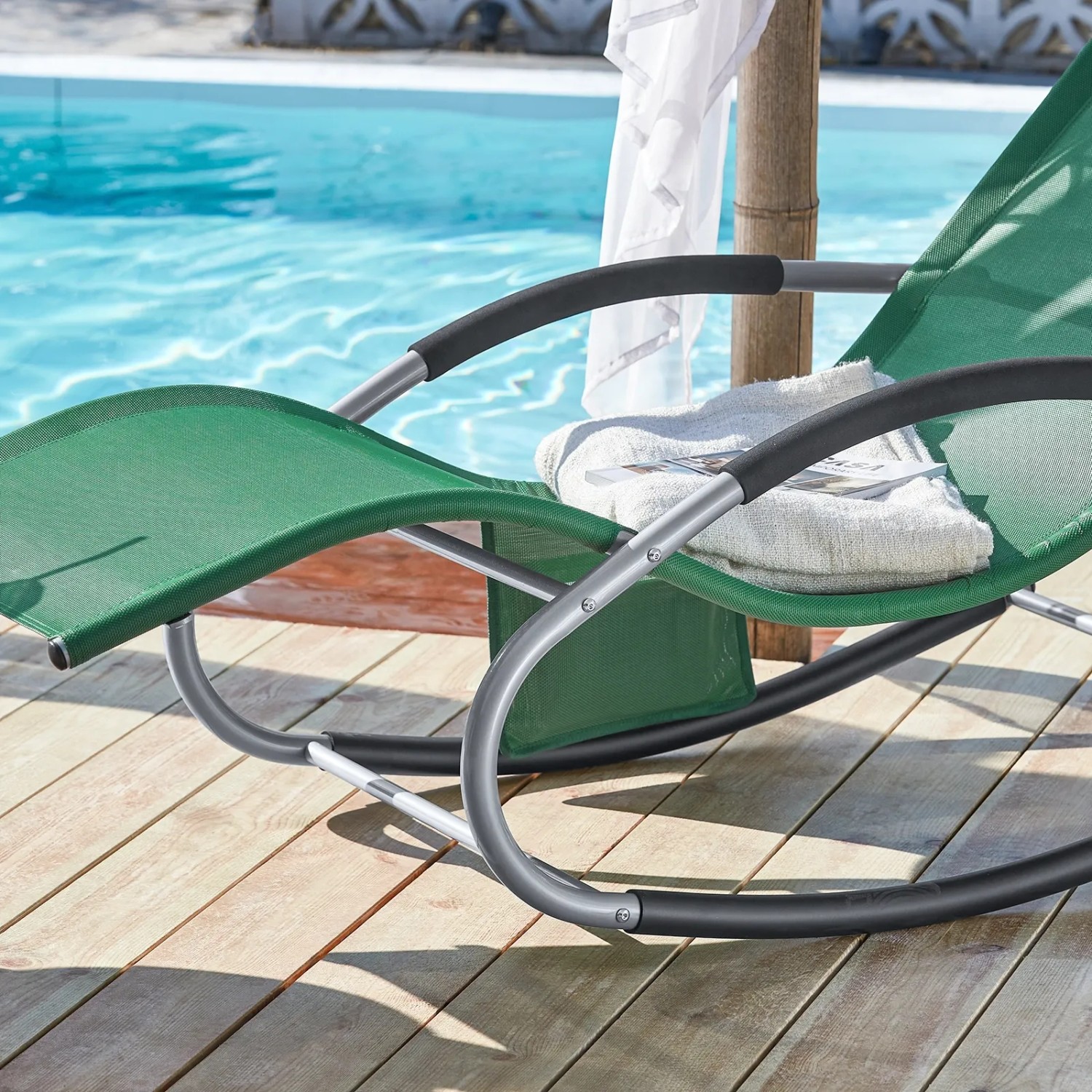 SoBuy Schaukelliege OGS28-WD, dunkelgrün, mit Metallrahmen und Seitentasche. Ideal zum Entspannen im Garten.