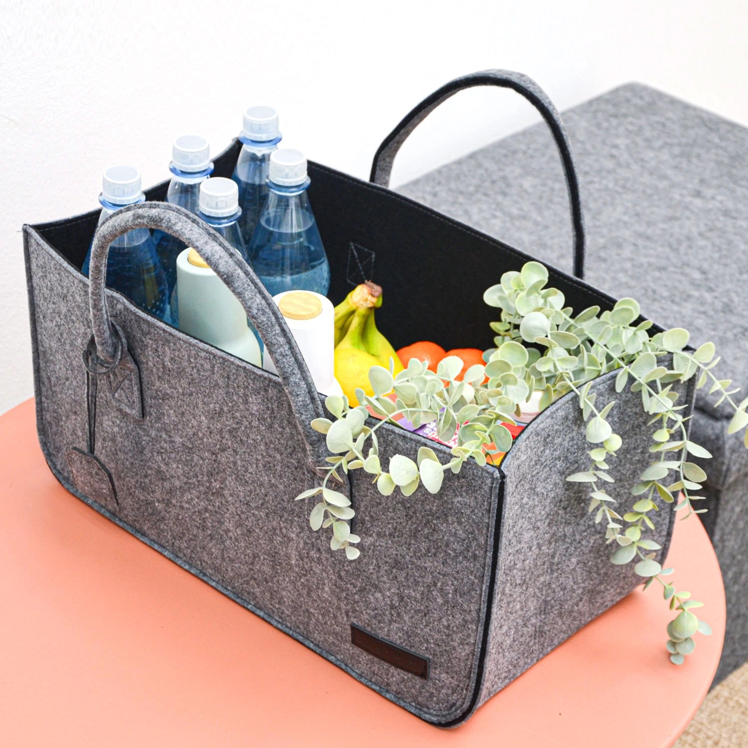DuneDesign 2er Set Filztasche in Grau & Schwarz, gefüllt mit Einkäufen. Praktische Aufbewahrungsbox.