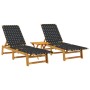 Sonnenliegen Set: 2 schwarze Liegen mit Akazienholz-Gestell und kleinem Tisch für Garten oder Terrasse.