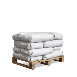 12 weiße Säcke Galamio Spielsand 0,4-1,4 mm auf Holzpalette, ideal für Sandkasten und Garten.
