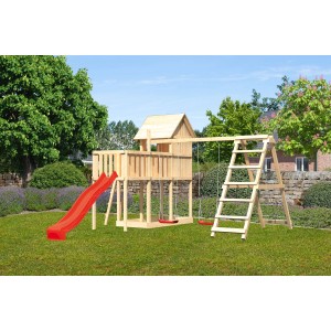 Karibu Stelzenhaus Frieda mit Doppelschaukel, Klettergerüst, roter Rutsche und Plattform im Garten.