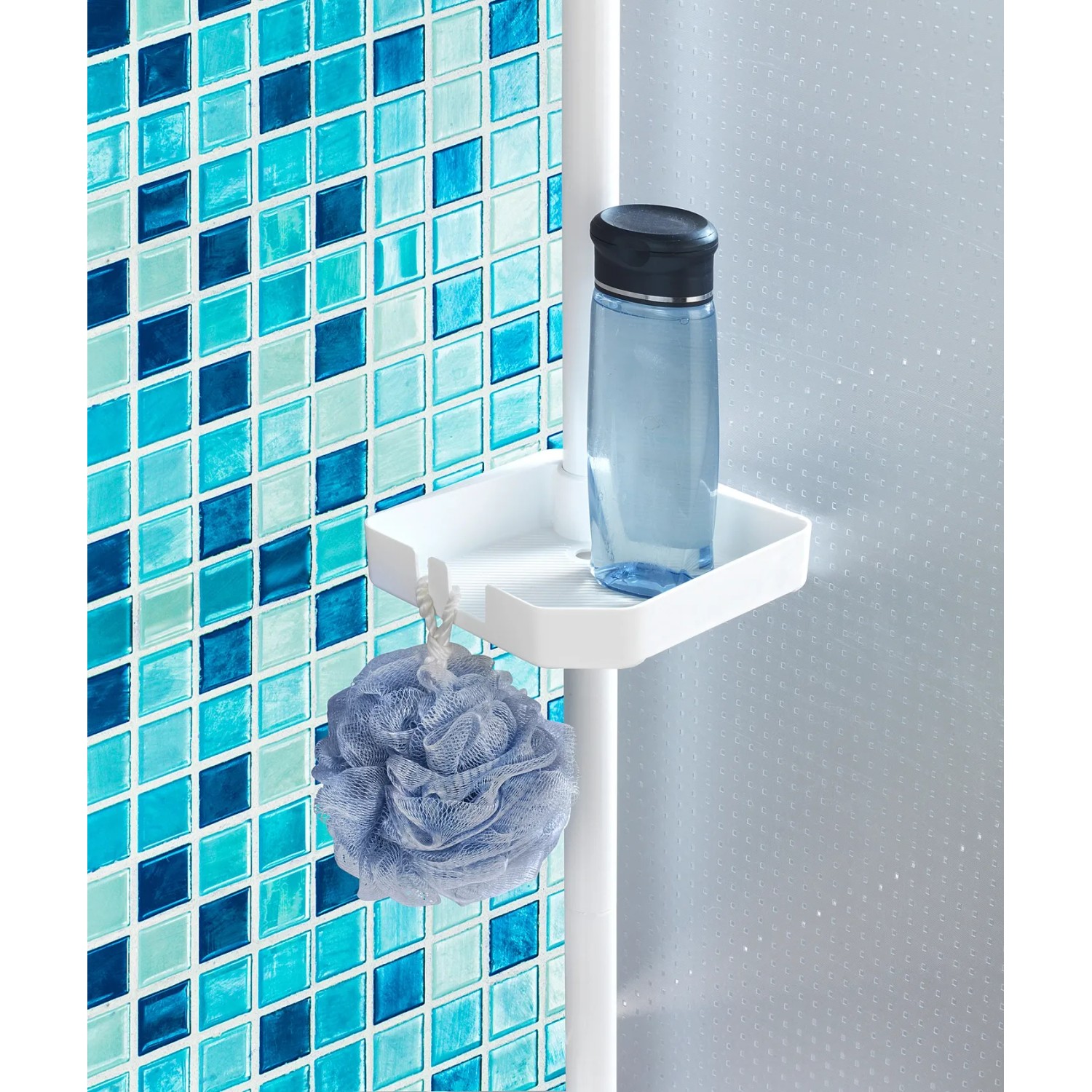 Wenko Teleskop-Regal Funky, weißes Badregal mit Ablagekörben und Duschgel.