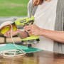 Ryobi Akku-Heißklebepistole RGLU18-0 One+ beim Basteln mit Klebesticks.