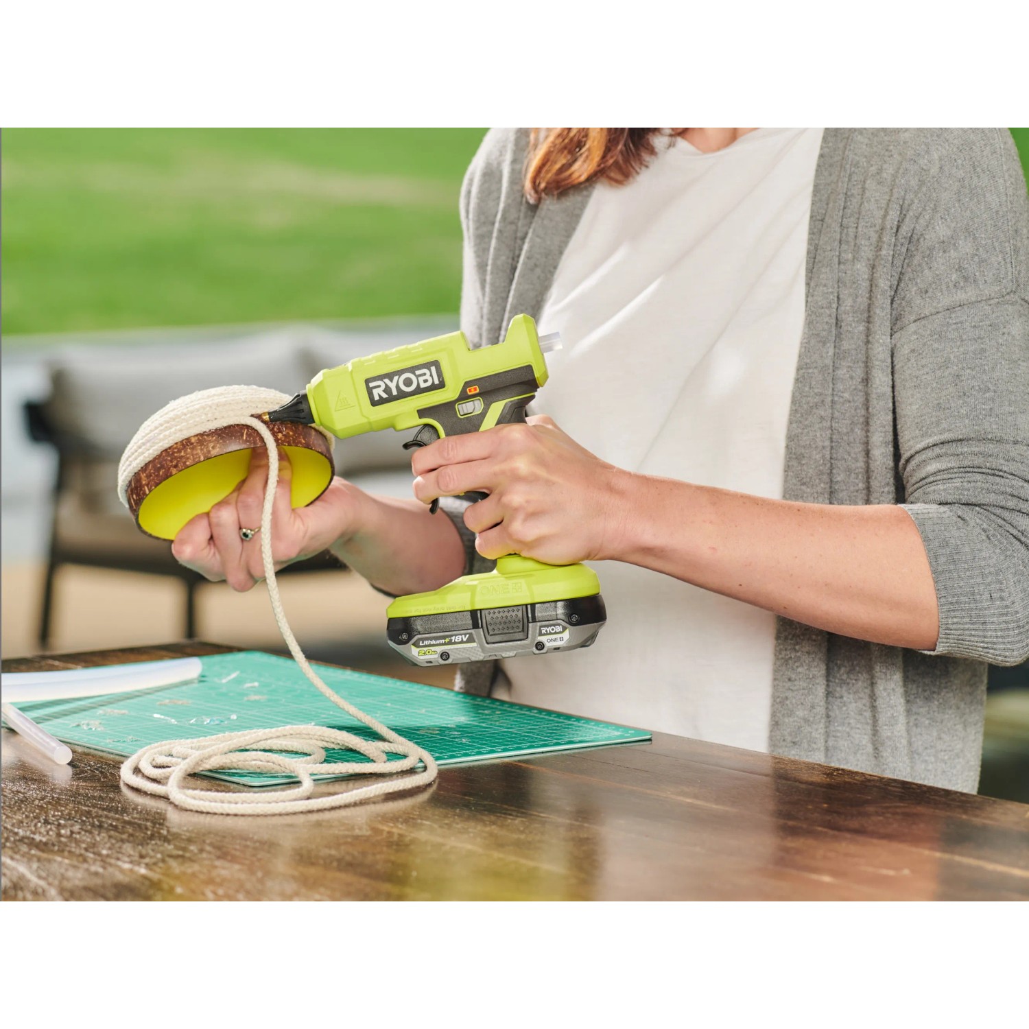 Ryobi Akku-Heißklebepistole RGLU18-0 One+ beim Basteln mit Klebesticks.