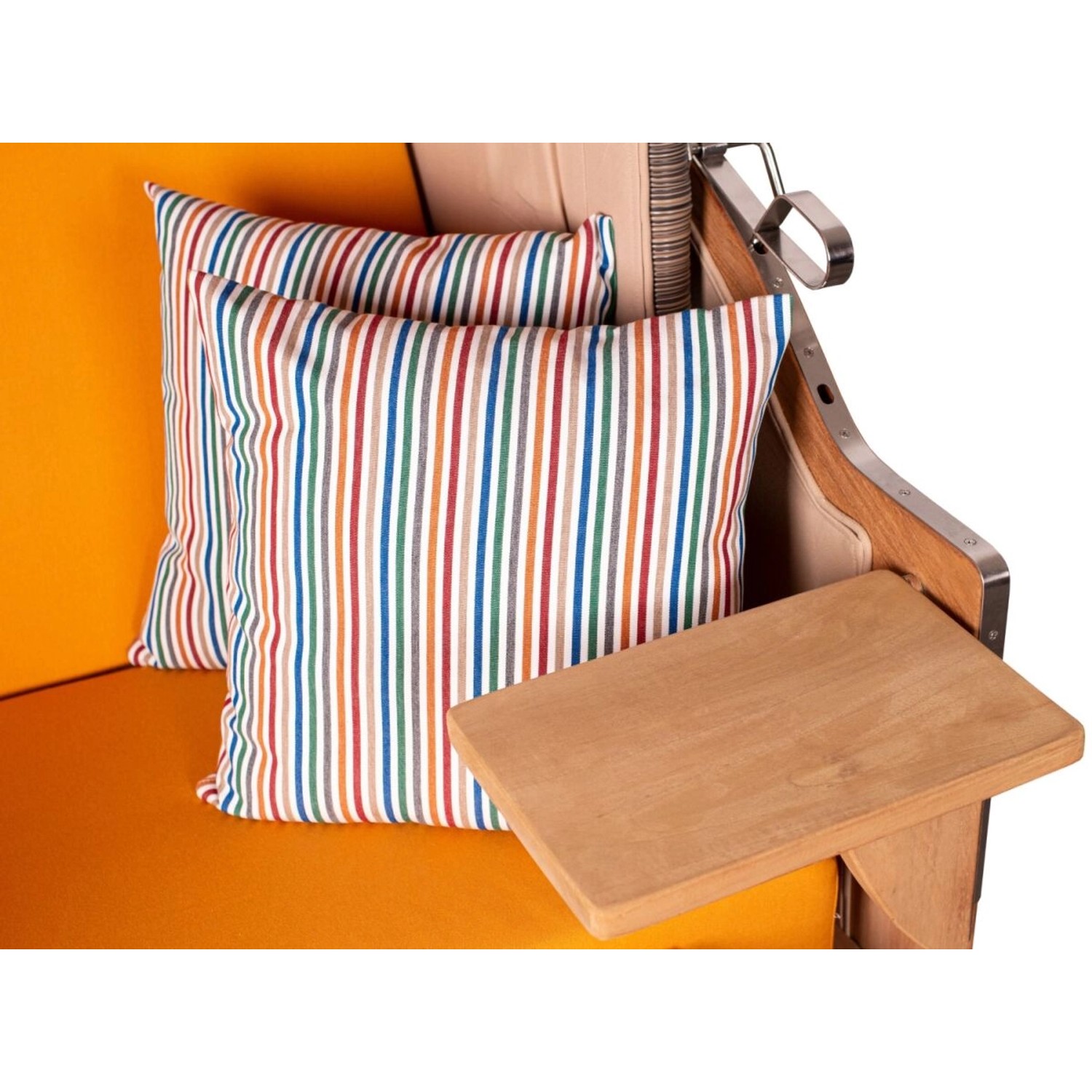 Detailansicht Strandkorb Ammersee Teak: Kissen mit Streifenmuster, Holztisch.