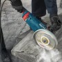 Bosch Professional GWS 24-230 PZ Winkelschleifer im Einsatz beim Schleifen von Stein.
