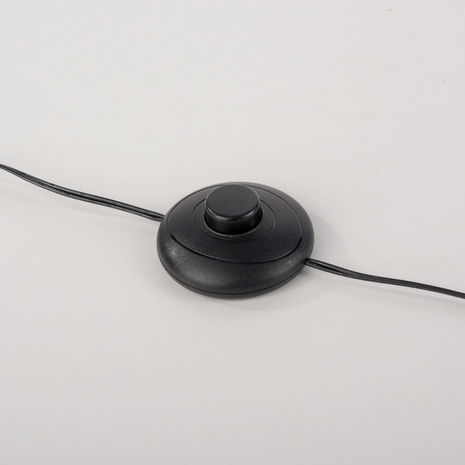 Detailaufnahme: Fußschalter der schwarzen Just Light Stehleuchte Mini Ritus.