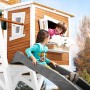 Axi Max Spielhaus mit Rutsche, braun-weiß. Kinder spielen im Garten.