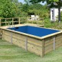 Karibu Holzpool mit Terrasse und blauer Innenhülle im Garten.