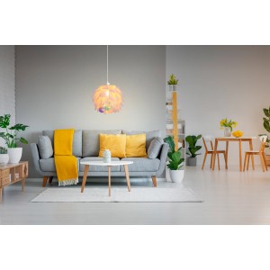 Irisierende Näve Pendelleuchte Fora im Wohnraum. Dekorative Hängelampe mit floralem Design.