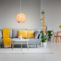 Irisierende Näve Pendelleuchte Fora im Wohnraum. Dekorative Hängelampe mit floralem Design.