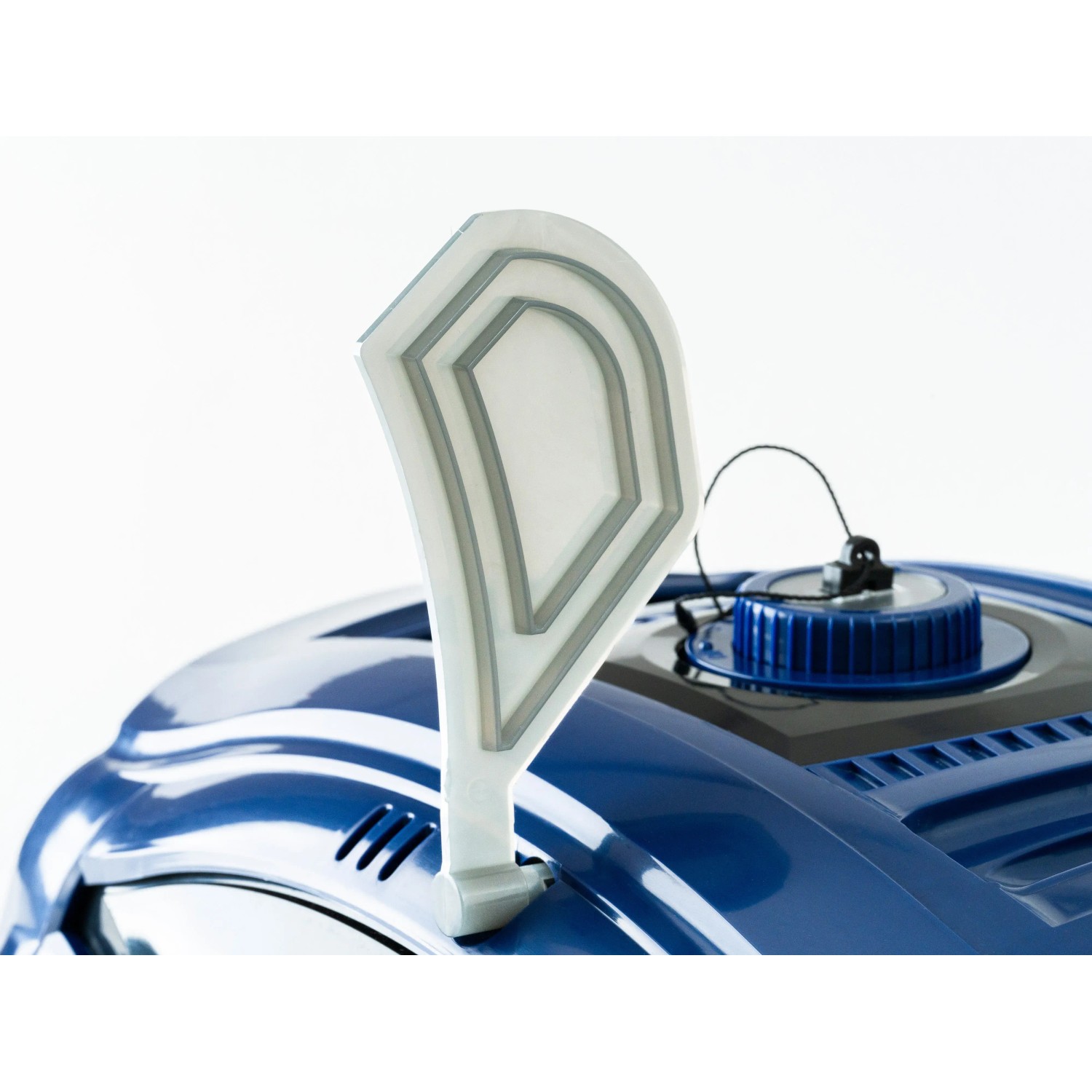 Detailaufnahme: Blauer CF Poolroboter CF100CL mit Antenne und Ladeanschluss.