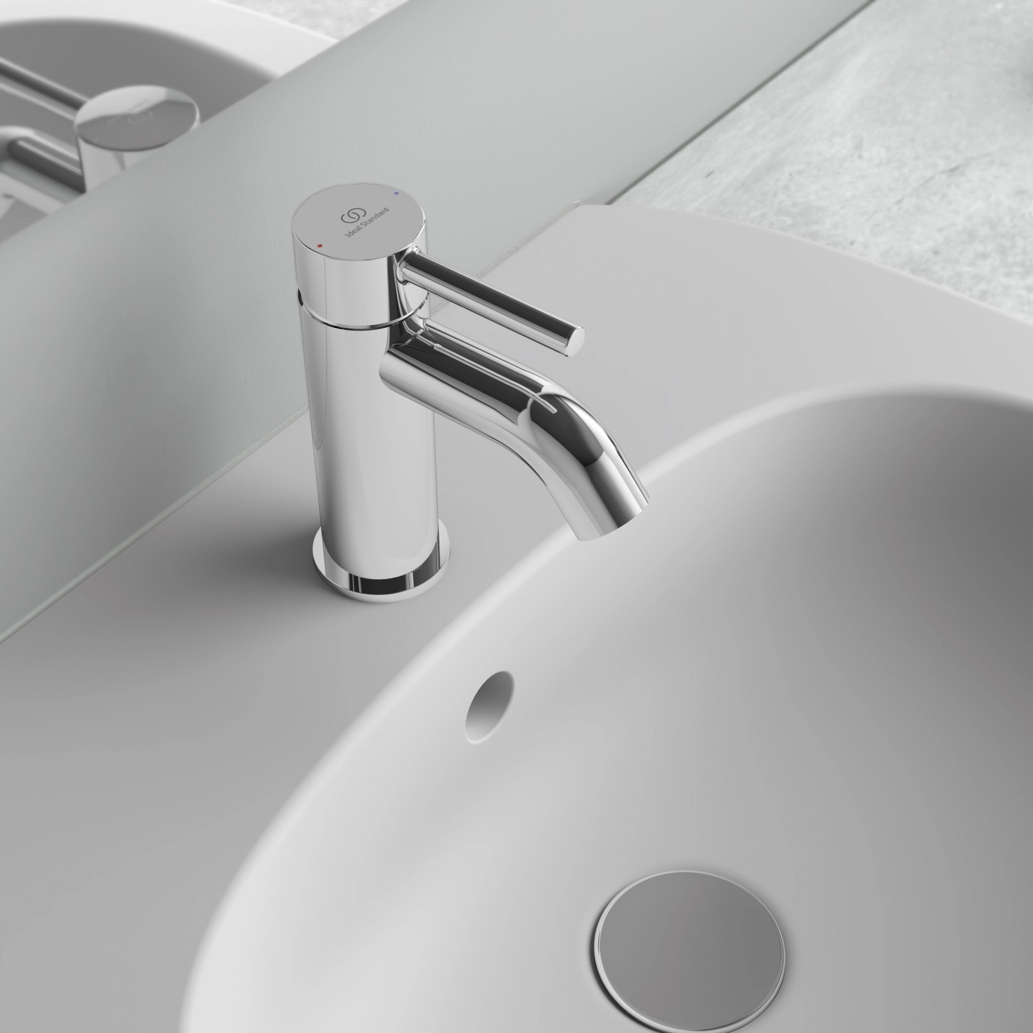 Ideal Standard Ceraline Waschtischarmatur in Chrom auf einem Waschbecken.