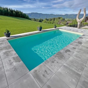 KWAD Styropor Pool Easy, 8x4x1,5 m, Sand, mit Ecktreppe links im Garten.