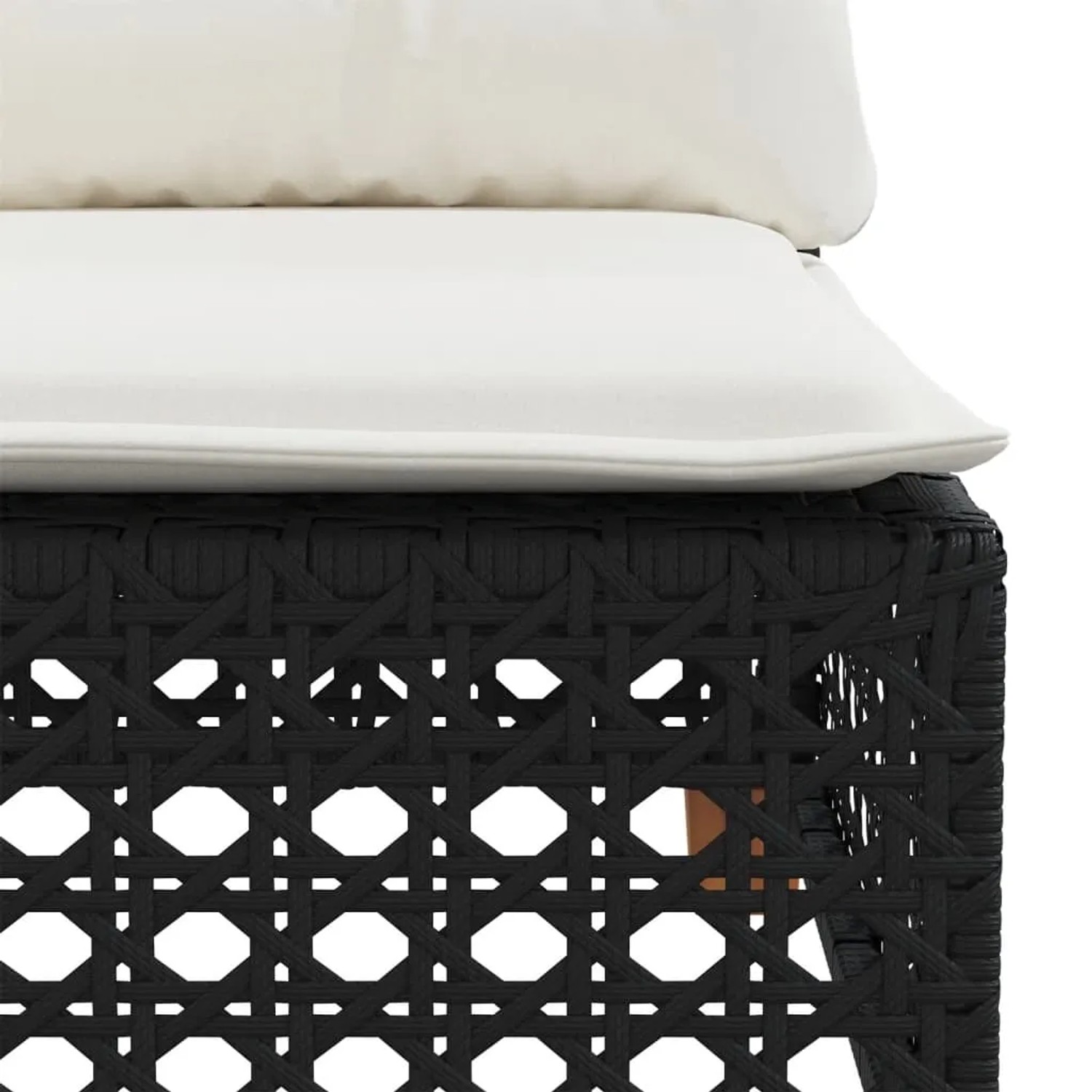 Detailansicht: Schwarze vidaXL Garten-Sofagarnitur aus Rattan mit cremeweißen Kissen.
