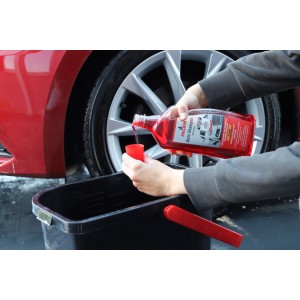 Nigrin Auto Shampoo Konzentrat Orange 1L wird in Messbecher gefüllt, Autopflege.