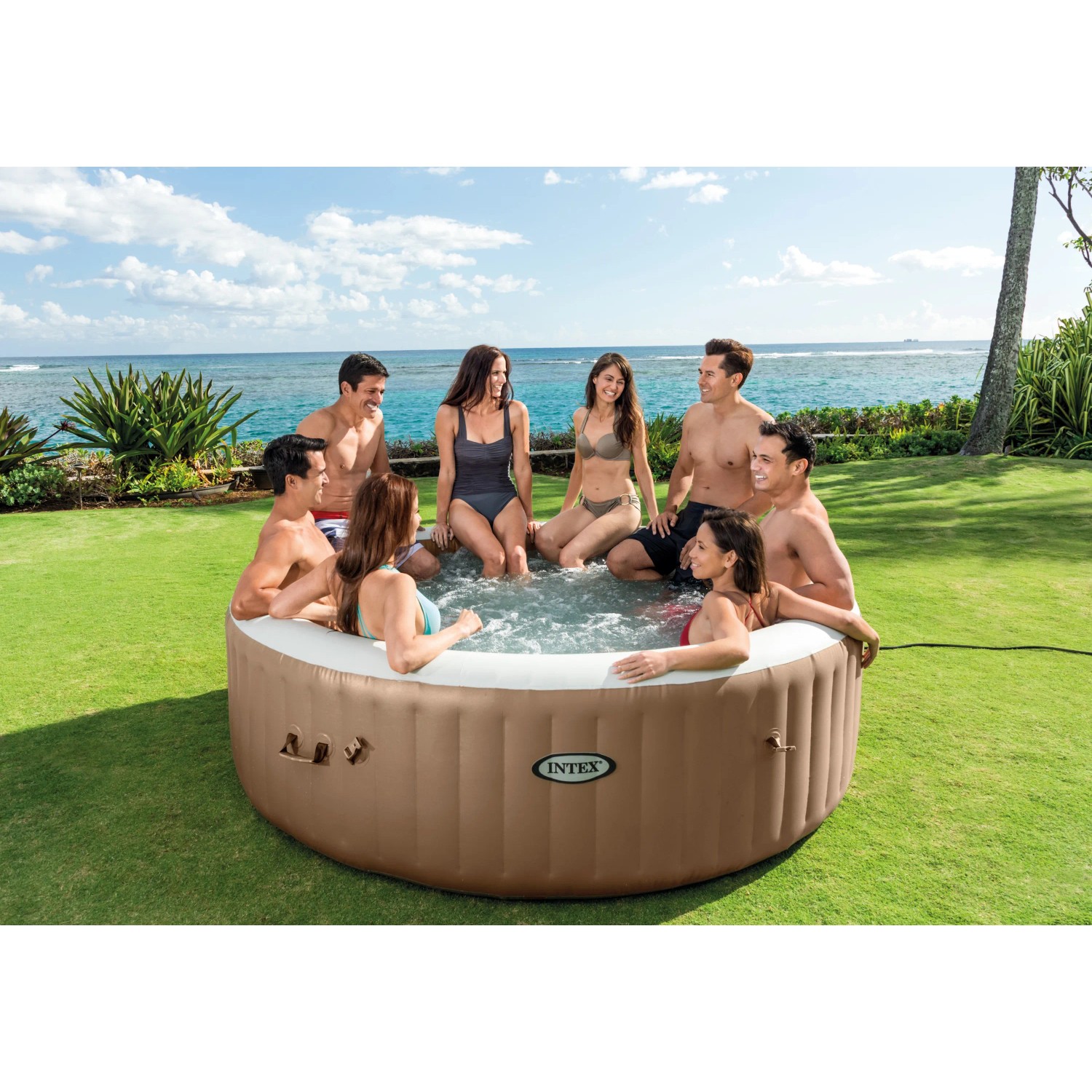 Intex PureSpa aufblasbarer Whirlpool für 8 Personen im Garten mit Badegästen.