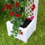 Weißer KHW Pflanzkasten klein mit Spalier und roter Kletterpflanze im Garten.