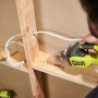 Ryobi Akku-Handsauger RHV18 in Nutzung, zum Säubern von Holzspänen. Kompakter Handstaubsauger.