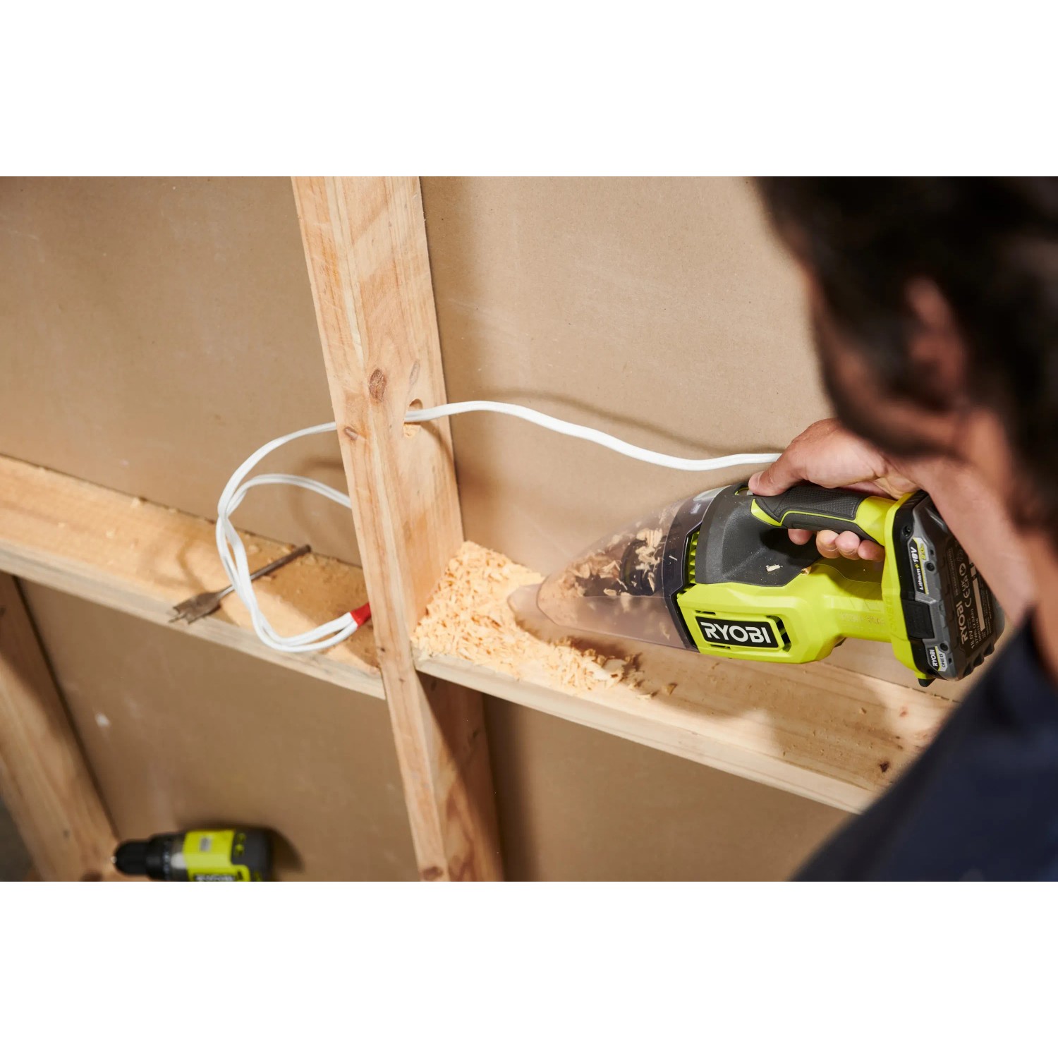 Ryobi Akku-Handsauger RHV18 in Nutzung, zum Säubern von Holzspänen. Kompakter Handstaubsauger.