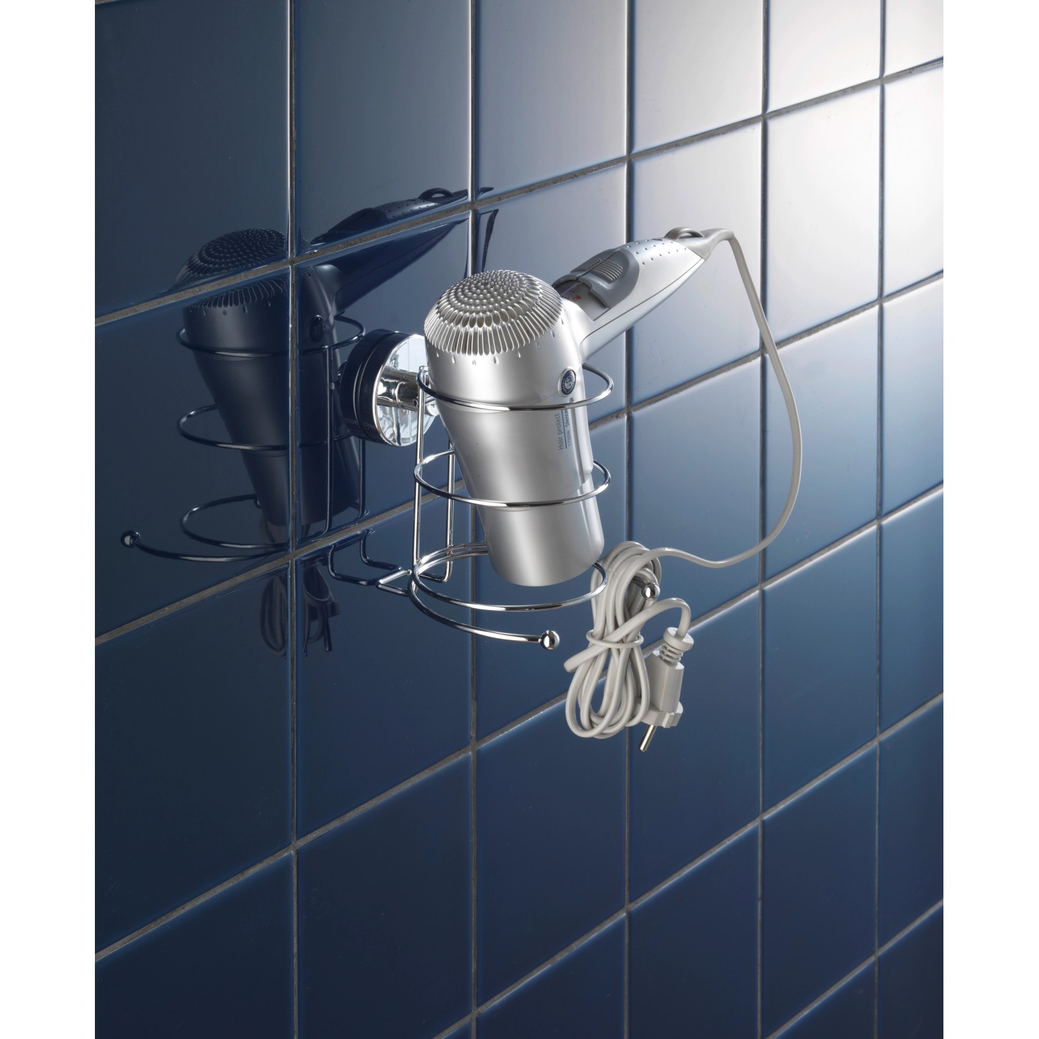 Wenko Haartrocknerhalter Vacuum-Loc Chrom mit Fön an blauer Wand.