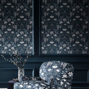 Laura Ashley Vliestapete Parterre Dark Seaspray mit floralem Vintage-Design.