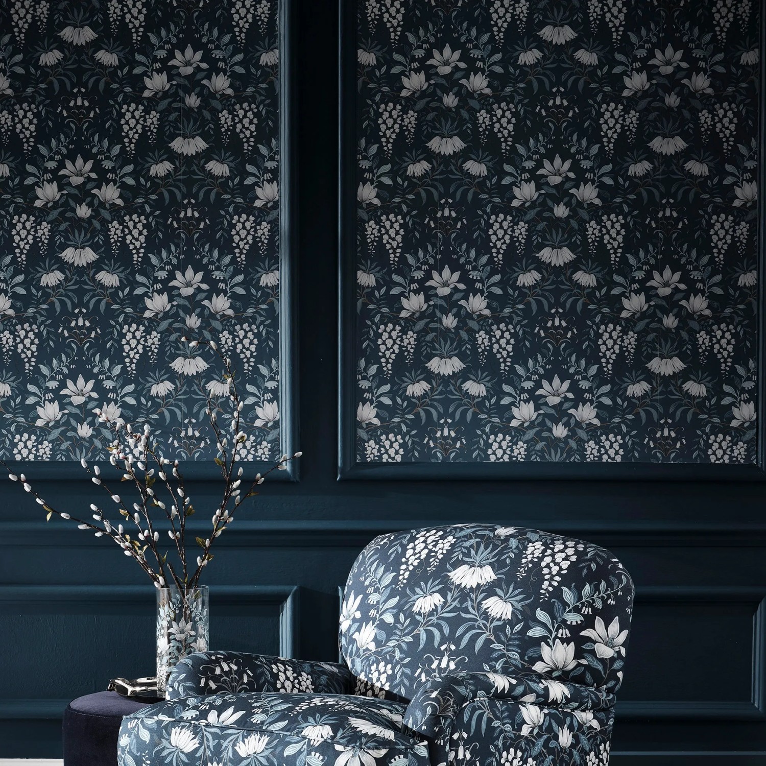 Laura Ashley Vliestapete Parterre Dark Seaspray mit floralem Vintage-Design.