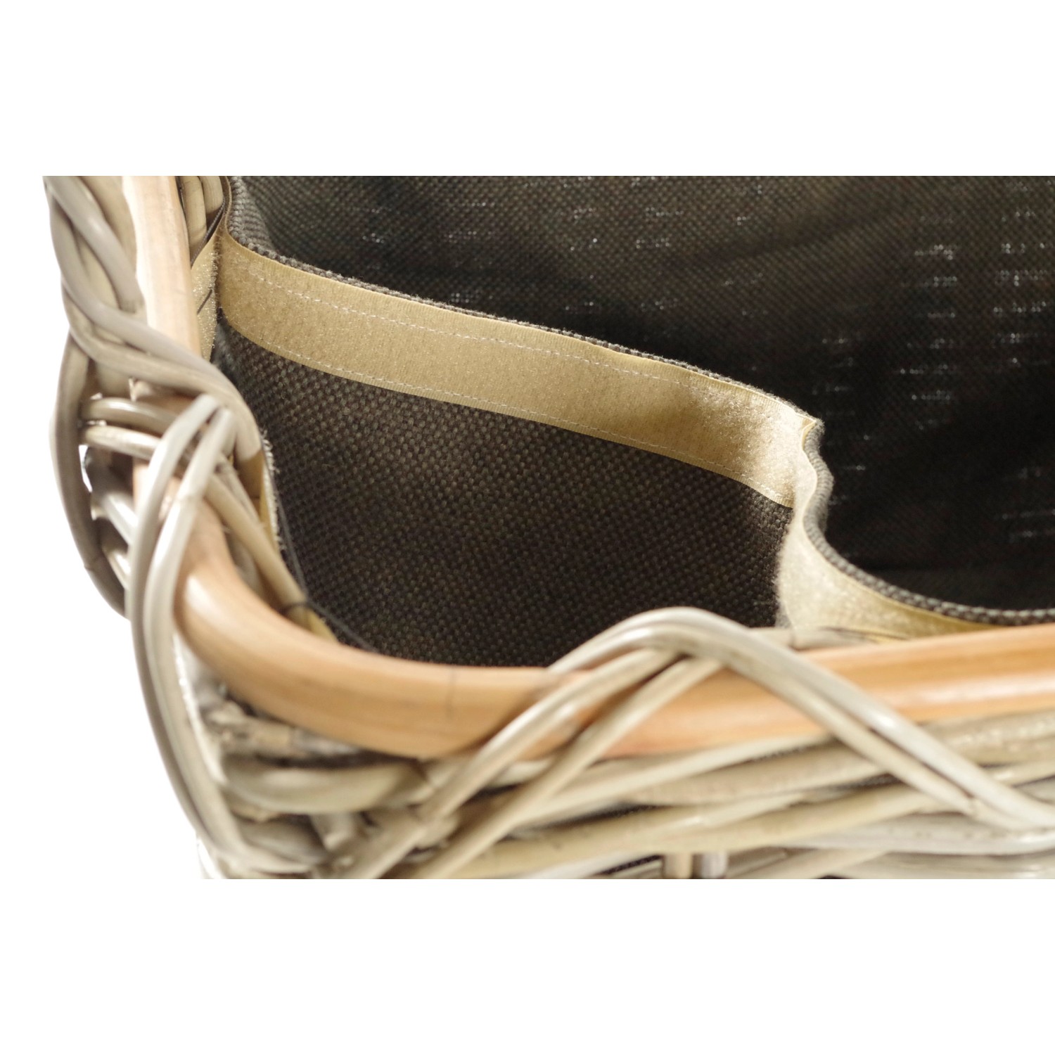 Detailansicht: Rechteckiger Kaminholzkorb aus Rattan in Grau mit dunklem Stoffeinsatz.